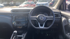 Nissan Qashqai 1.3 DiG-T N-Connecta 5dr [Glass Roof Pack] Petrol Hatchback